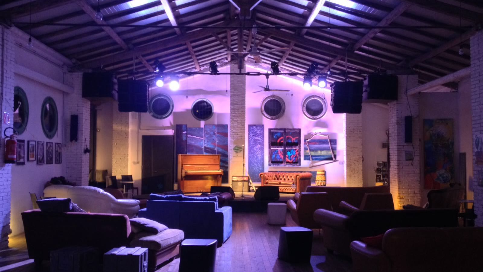 Pinispettinati, Roma &mdash; la sala e il palco